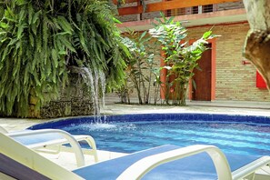 Piscina externa, espreguiçadeiras