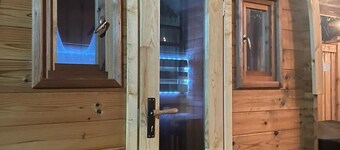 Heritage House with Hot tub, Sauna, Fire Pit on Private yard