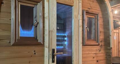 Heritage House with Hot tub, Sauna, Fire Pit on Private yard