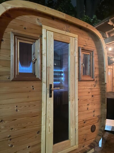 Heritage House with Hot tub, Sauna, Fire Pit on Private yard