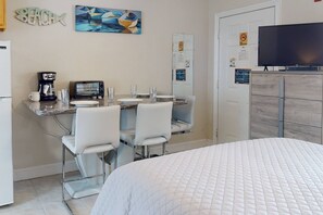 Free WiFi, bed sheets - Great Value! Steps to Beach - Large Patio Area ~ Heated Pool ~ Free Parking - Ground Floor Condo (Redington Beach)