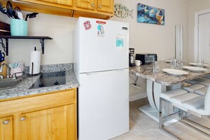 Réfrigérateur, micro-ondes, cafetière/bouilloire, blender