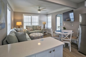 TV - 1BR Cottage Easy Walk to the Beach! Heated Pool, Kayaks, Bikes, & $400 in Free Fun Activities. (Madeira Beach)