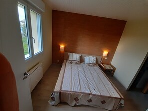 2 bedrooms, iron/ironing board, WiFi