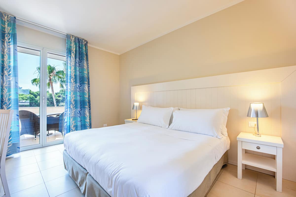 Minibar, in-room safe, desk, free WiFi