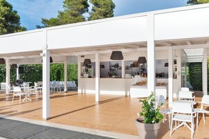 Bar junto a la piscina