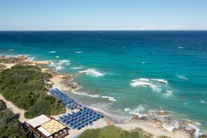 Pantai pribadi, antar-jemput gratis ke pantai, dan kursi berjemur