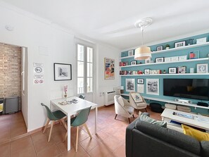 TV - Cannes: central apartment, lively area near beaches (Cannes)