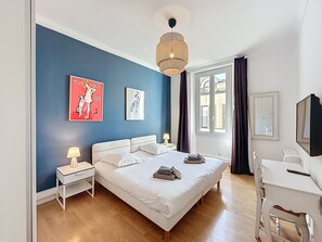 3 bedrooms, iron/ironing board, WiFi, bed sheets - Cannes: central apartment, lively area near beaches (Cannes)