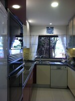 Geladeira grande, micro-ondas, cooktop, cafeteira/chaleira