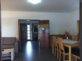 TV de tela plana, pebolim, mesa de pingue-pongue, livros