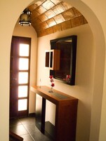 Apartamento superior, 2 quartos | Área de estar | TV de tela plana, pebolim, mesa de pingue-pongue, livros