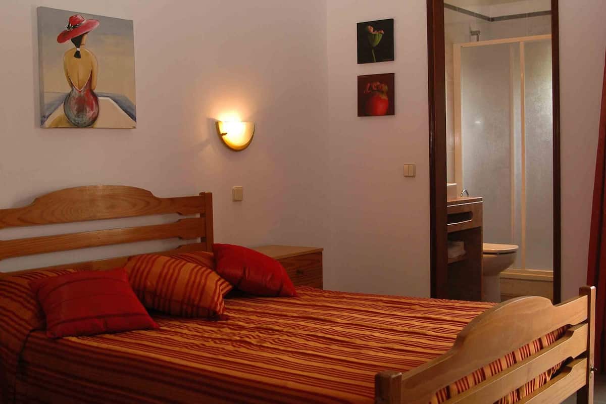 Select Comfort beds, iron/ironing board, cribs (surcharge)