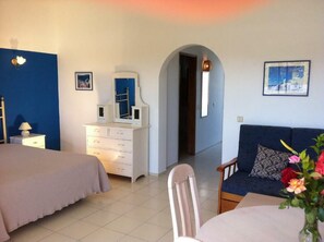 Classic-studio, osittainen merinäköala | Select Comfort -patjalliset sängyt, silitysrauta/-lauta, vauvansängyt