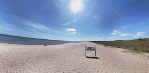 Beach - Ground-floor vacation apartment on the harbor with fantastic water views, whirlpool, IR sauna, gel fireplace (Olpenitz)