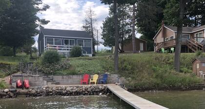 Suloinen mökki Traverse Cityn Silver Lakessa!