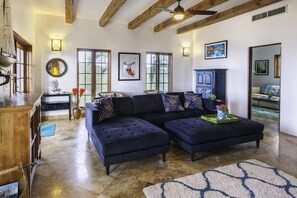 Smart TV, fireplace, stereo