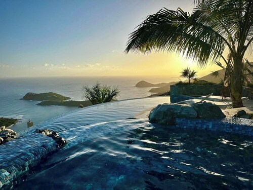 Sol Inclination~ spectacular views, updated in and out, backup power!