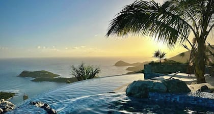 Sol Inclination~ spectacular views, updated in and out, backup power!