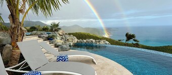 Sol Inclination~ spectacular views, renovated outdoor area, updated throughout!