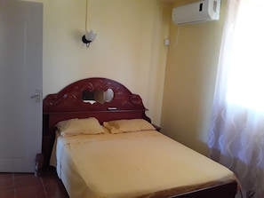 1 chambre, fer et planche à repasser, lit de bébé portatif