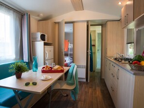 Maison mobile familiale (Le grand Méditerranéen) | Cuisine privée | Réfrigérateur, four à micro-ondes, surface de cuisson
