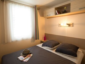 2 bedrooms, iron/ironing board, WiFi - Camping Abri de Camargue (Le Grau-Du-Roi)