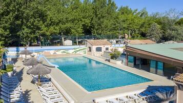 Piscine couverte, piscine extérieure (ouverte en saison)