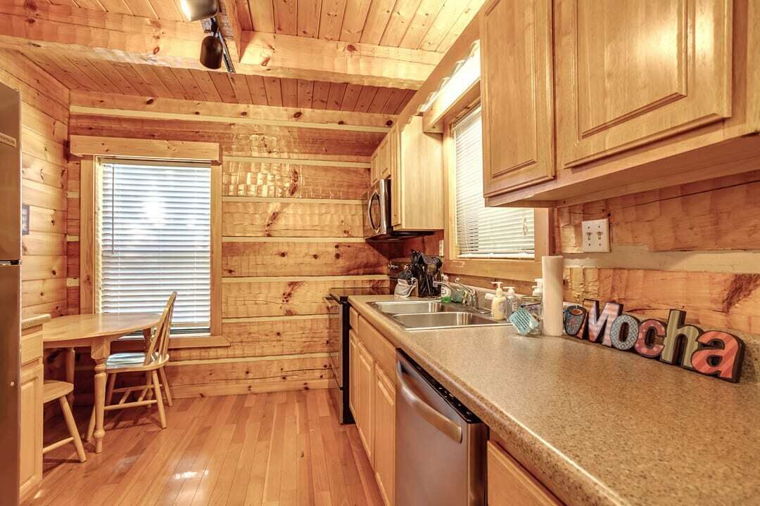 Little Smoky Secret (Brand New Hot Tub, Appliances, King Size Handmade Mattress