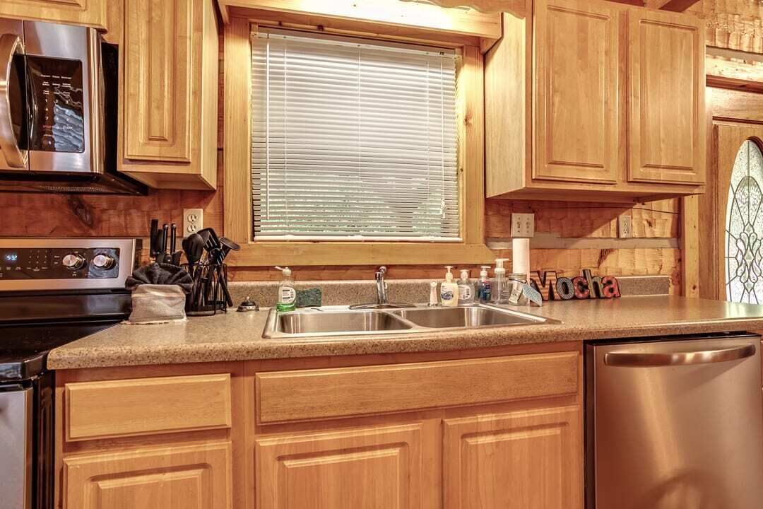 Little Smoky Secret (Brand New Hot Tub, Appliances, King Size Handmade Mattress