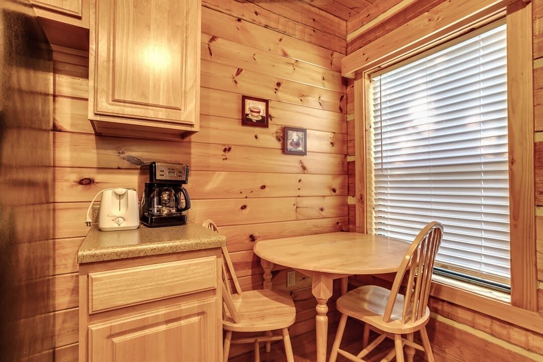 Little Smoky Secret (Brand New Hot Tub, Appliances, King Size Handmade Mattress