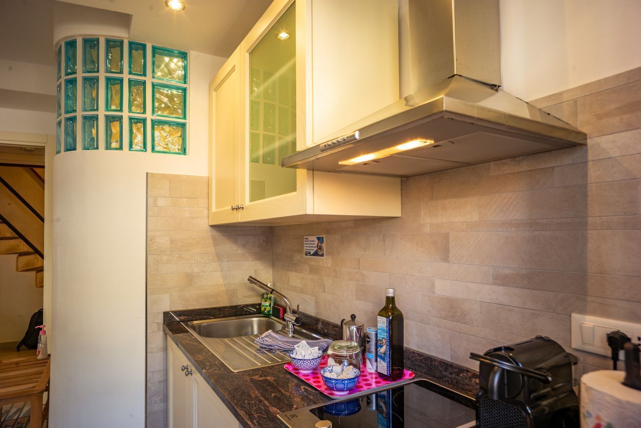 Køleskab, mikrobølgeovn, kogeplade, kaffe-/temaskine