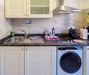 Een koelkast, een kookplaat, een koffiezetapparaat/waterkoker