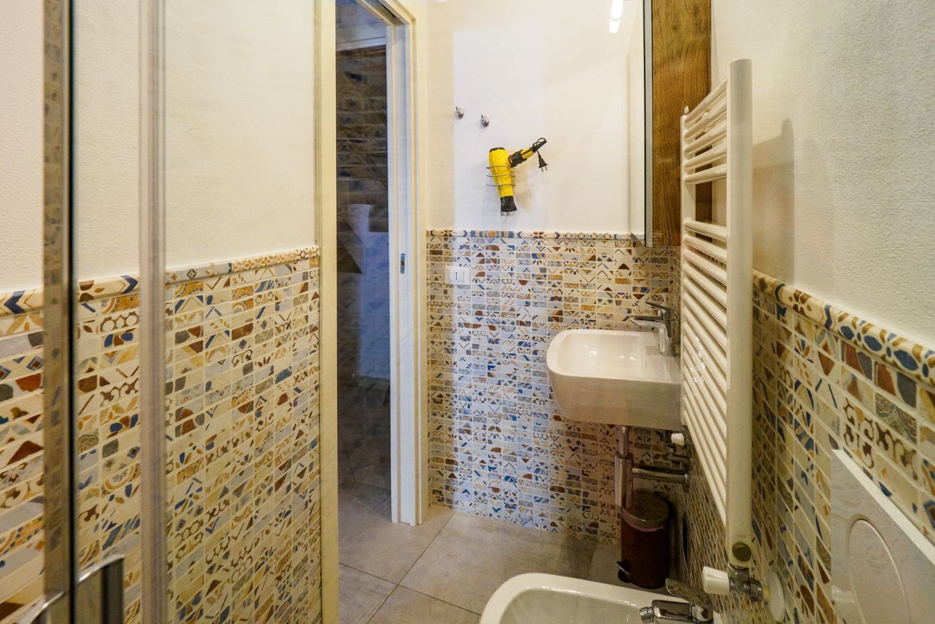 Dusche, umweltfreundliche Kosmetikartikel, Haartrockner, Bidet