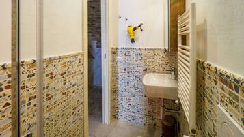 Dusche, umweltfreundliche Kosmetikartikel, Haartrockner, Bidet