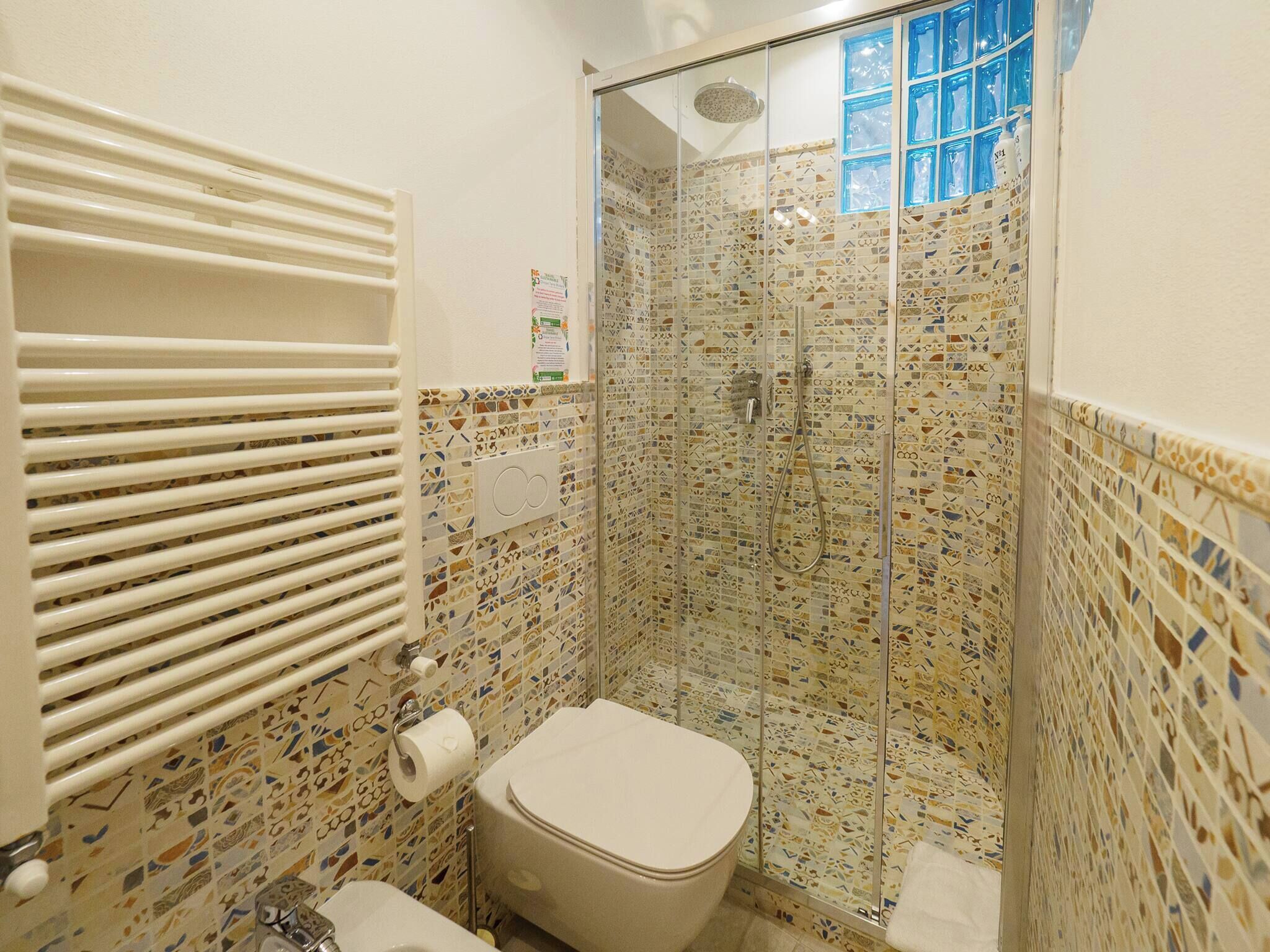 Bruser, miljøvenlige toiletartikler, hårtørrer, bidet