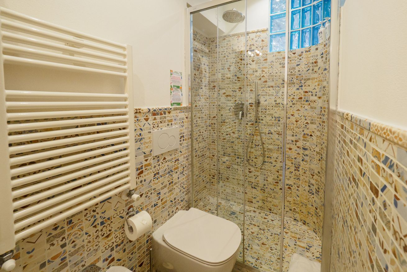 Dusche, umweltfreundliche Kosmetikartikel, Haartrockner, Bidet