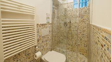 Dusche, umweltfreundliche Kosmetikartikel, Haartrockner, Bidet