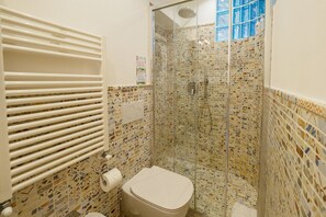 Dusch, miljövänliga toalettartiklar, hårtork och bidé