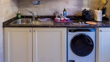 Kjøleskap, kokeplater, kaffetrakter/tekoker og vannkoker