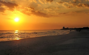 على الشاطئ، كراسي للتشمس