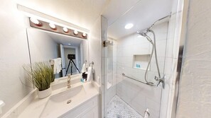 وحدات دش مع أحواض استحمام، مناشف