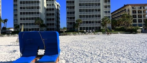 Plage, chaises longues