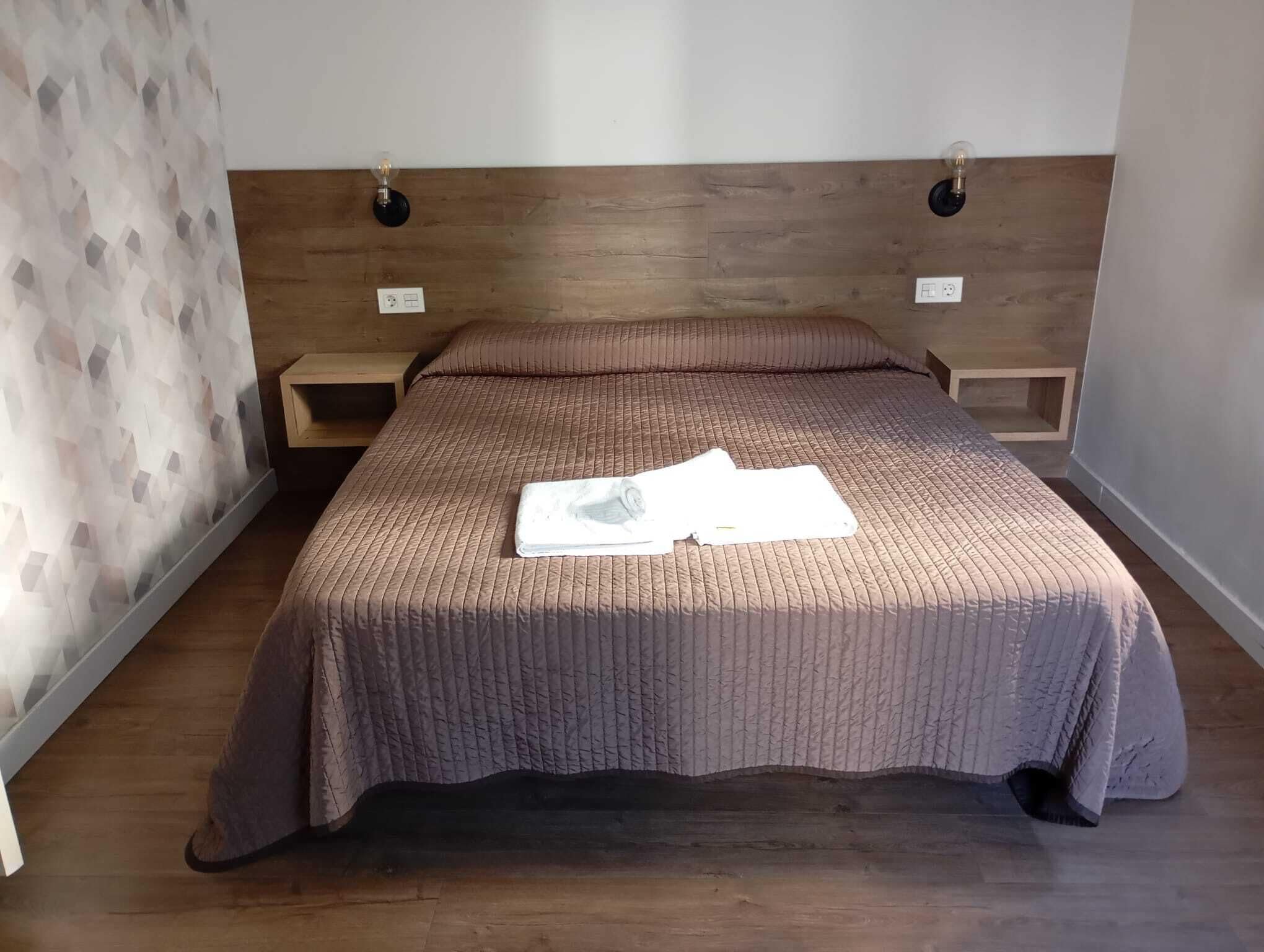 Habitación básica doble | Escritorio, wifi gratis, ropa de cama