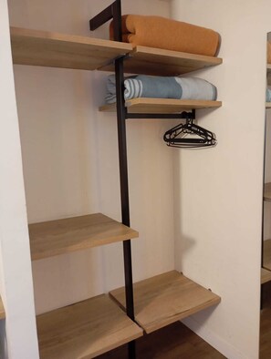 Basic Double Room | Wardrobe - Hostal Bearan (Pamplona)