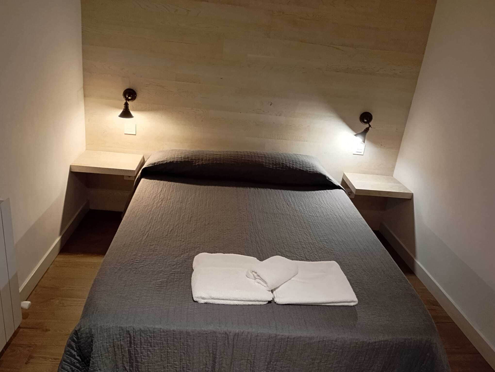 基础双人房 | 办公桌、免费 WiFi、床单