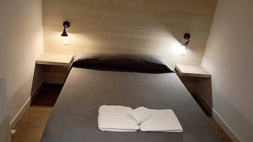 Eenvoudige tweepersoonskamer | Een bureau, gratis wifi, beddengoed