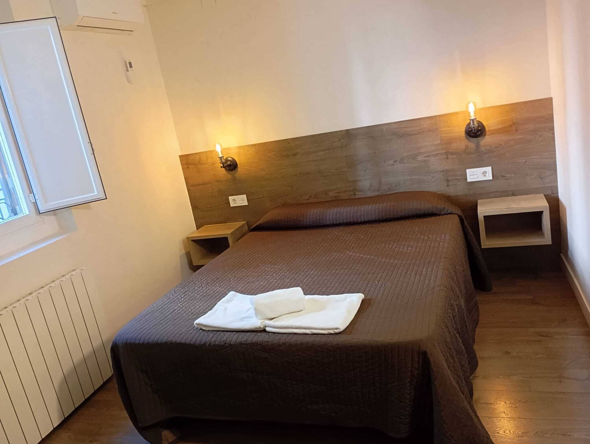 Escritorio, wifi gratis y ropa de cama 