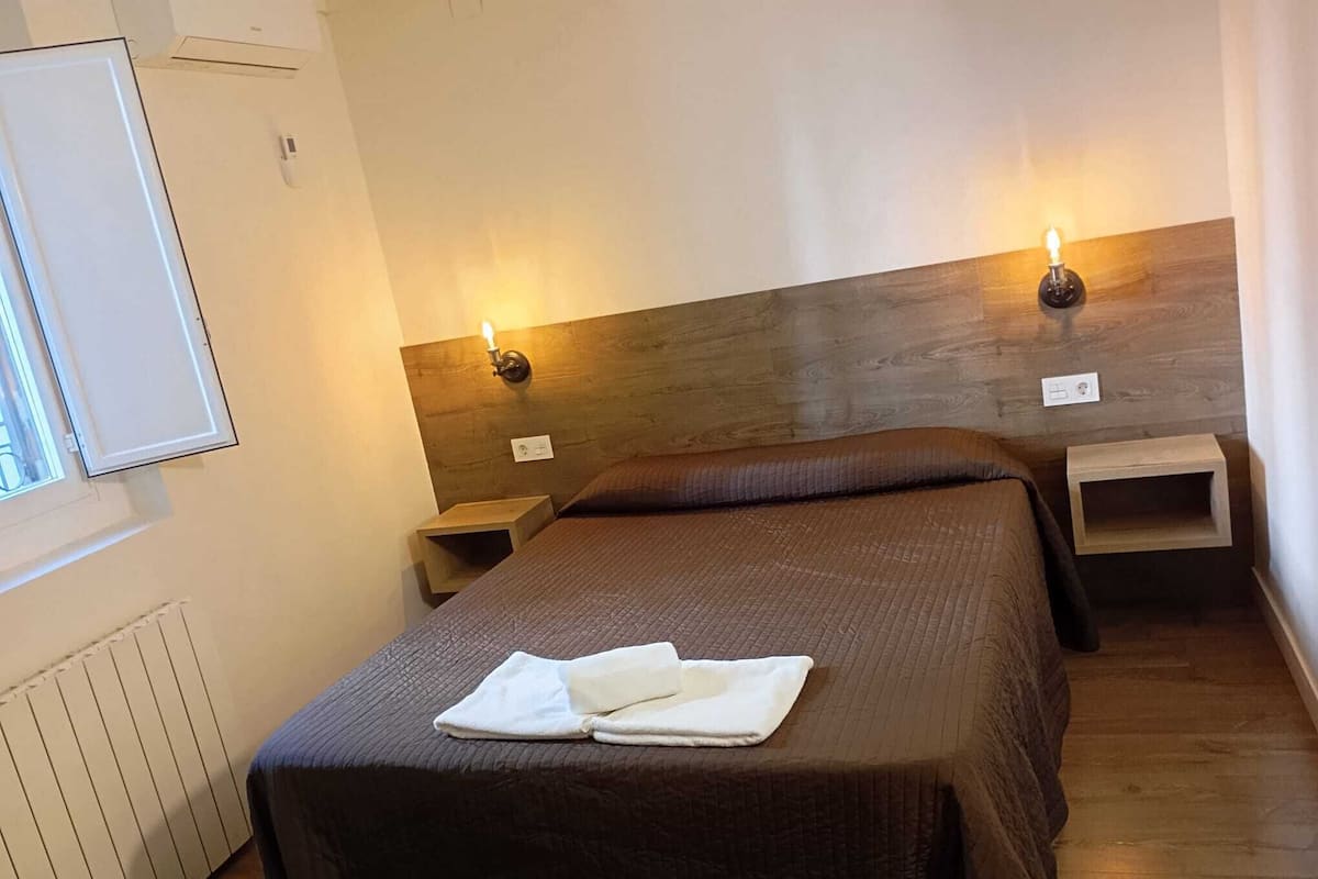 Escritorio, wifi gratis y ropa de cama