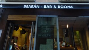 A building with a sign reading "Hostal Bearan - Bar & Rooms". - Hostal Bearan (Pamplona)